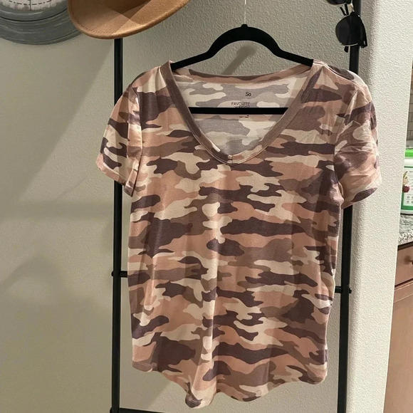 SO Medium pink camo v-neck t-shirt - Picture 2 of 6